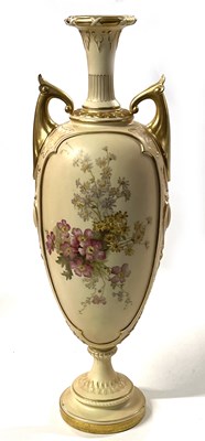 Lot 251 - An early 20th Century Worcester blush ground...