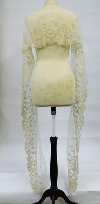 Lot 112 - A length of lace/shawl, approx. 18cm deep x...