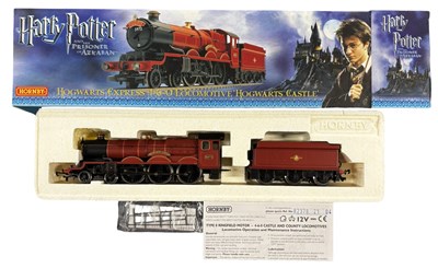 Lot 16 - A boxed Hornby 00 gauge Hogwarts Express...