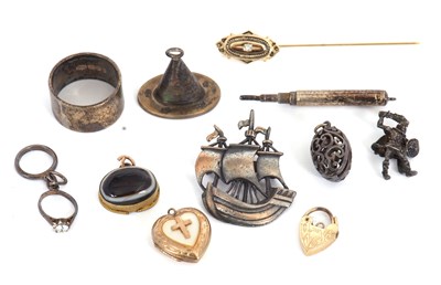 Lot 269 - A mixed lot of jewellery: to include a silver...