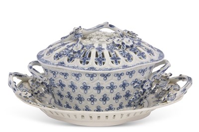 Lot 55 - A Worcester porcelain chestnut box, cover and...