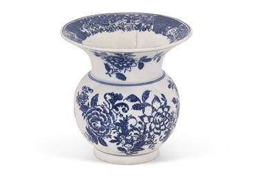 Lot 57 - A rare Lowestoft porcelain spittoon decorated...