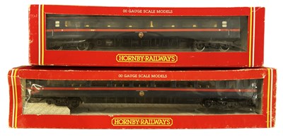 Lot 28 - A pair of boxed Hornby 00 gauge coaches, R407...