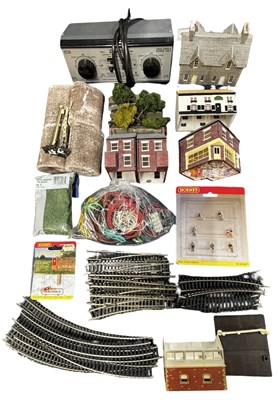 Lot 80 - 00 GAUGE LAYOUT STARTER SET 1: To include...