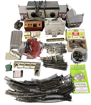 Lot 81 - 00 GAUGE LAYOUT STARTER SET 2: To include...