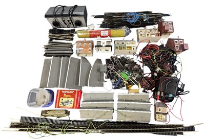 Lot 82 - 00 GAUGE LAYOUT STARTER SET 3: To include...
