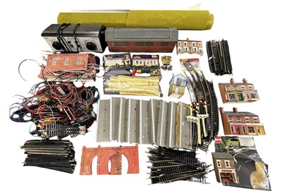 Lot 83 - 00 GAUGE LAYOUT STARTER SET 4: To include...