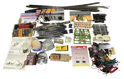 Lot 84 - 00 GAUGE LAYOUT STARTER SET 5: To include...