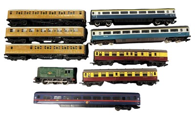Lot 72 - A mixed group of 00 gauge corridors, to...