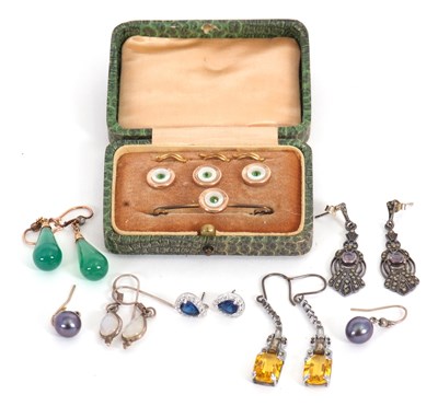 Lot 267 - A mixed lot: to include early 20th yellow...