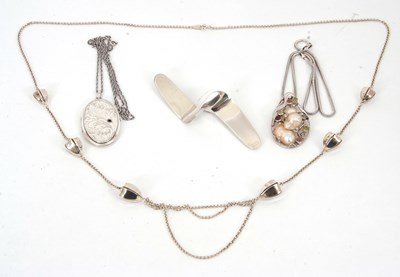 Lot 274 - A mixed lot of silver jewellery: to include a...