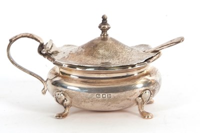 Lot 81 - A George V silver mustard pot and blue glass...