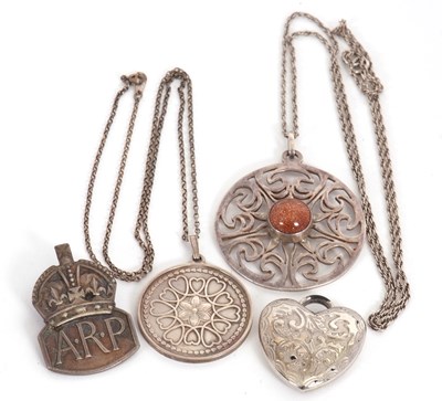 Lot 247 - A mixed lot of silver and white metal...