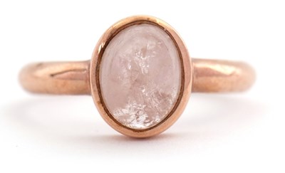 Lot 101 - A 9ct rose gold and rose quartz ring, the oval...