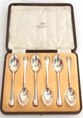 Lot 102 - A cased set of George V silver grapefruit...