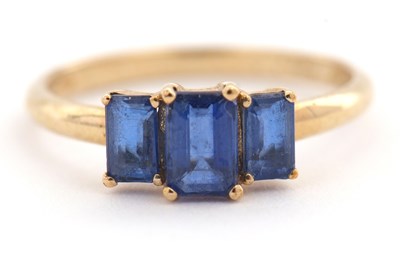 Lot 7 - A 9ct kyanite ring, the three graduated...