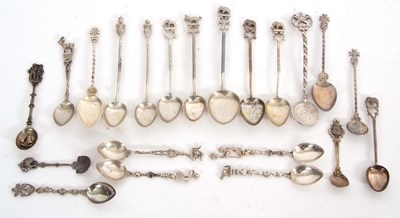 Lot 155 - Mixed Lot: 21 continental metal souvenir...