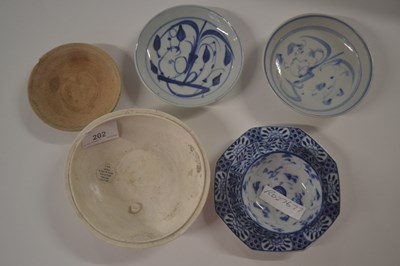 Lot 203 - Mixed Lot: Chinese ceramics including a ribbed...