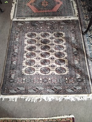 Lot 467 - A 20th Century rug on a pale background 122 x...