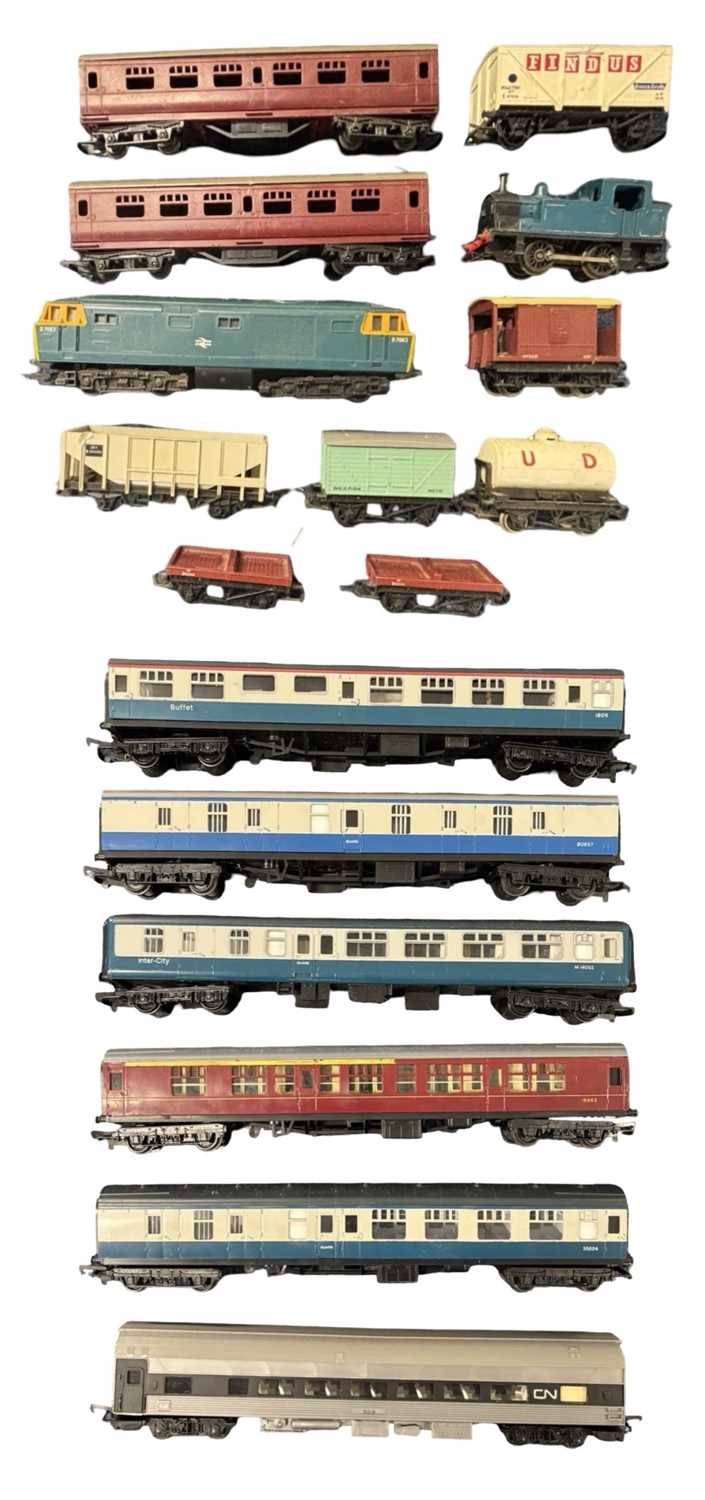 Lot 26 - A collection of various Triang 00 gauge...