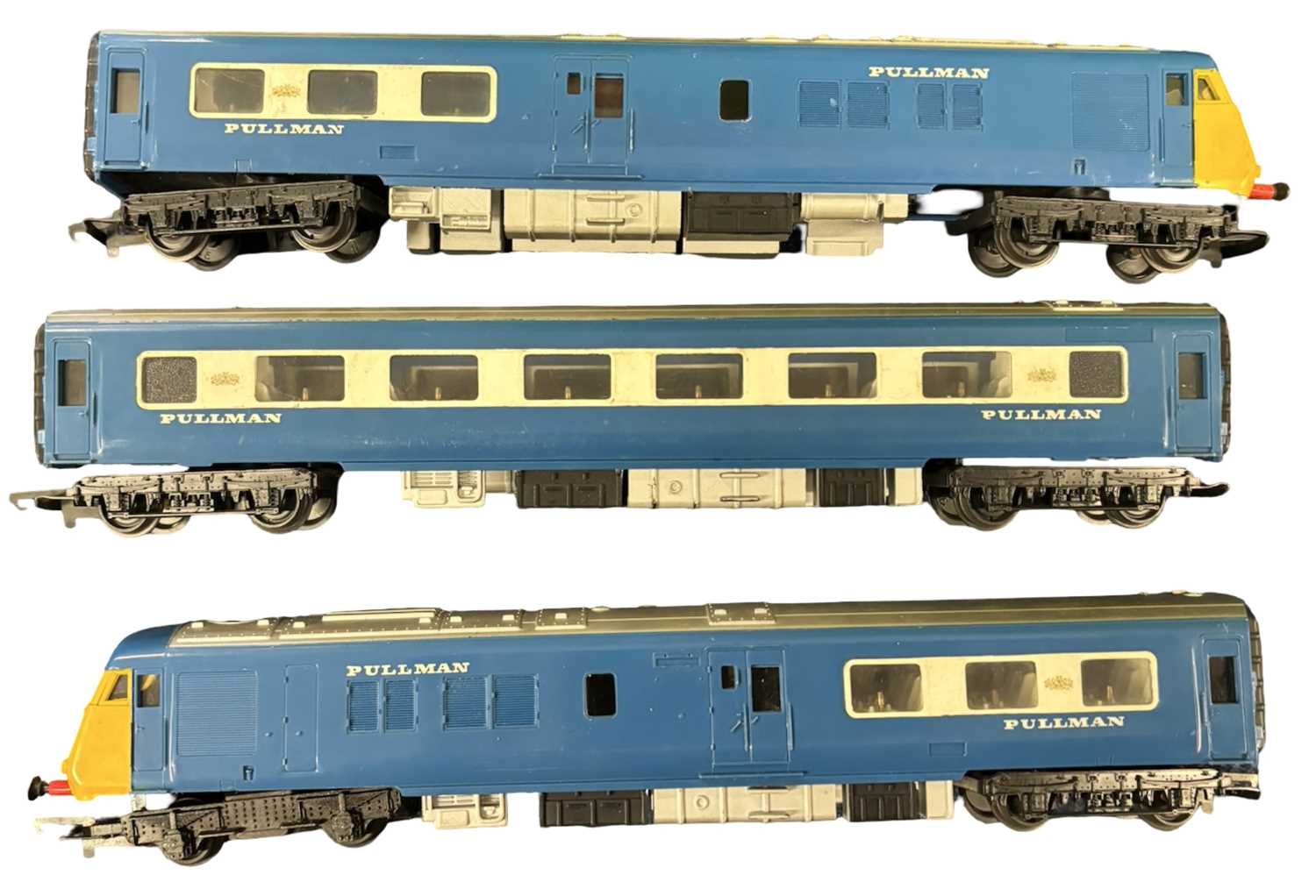 Lot 25 - A Triang 00 gauge Pullman set, comprising 2...