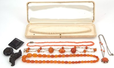 Lot 282 - A mixed lot of jewellery: to include a...