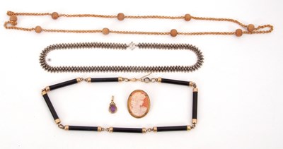 Lot 279 - A mixed lot of jewellery: to include an oval...