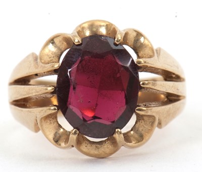 Lot 125 - A 9ct garnet ring, with oval garnet with split,...