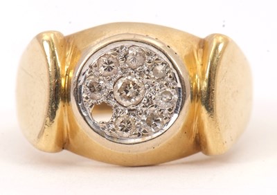 Lot 222 - An 18ct diamond ring, with central round...
