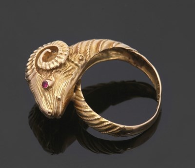 Lot 437 - An Etruscan revival rams head ring, the rams...
