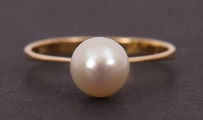 Lot 123 - A cultured pearl ring, set with a single...