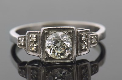 Lot 1 - An Art Deco diamond ring, the central old mine...