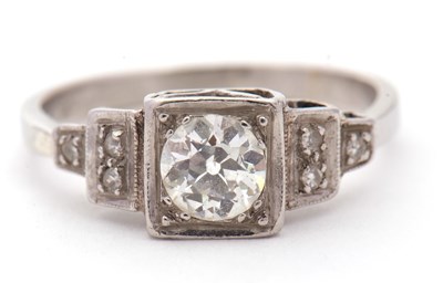 Lot 1 - An Art Deco diamond ring, the central old mine...