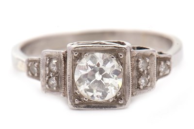 Lot 1 - An Art Deco diamond ring, the central old mine...