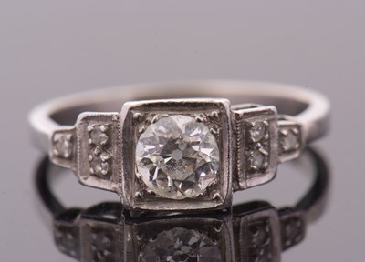 Lot 1 - An Art Deco diamond ring, the central old mine...