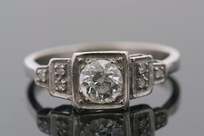 Lot 1 - An Art Deco diamond ring, the central old mine...