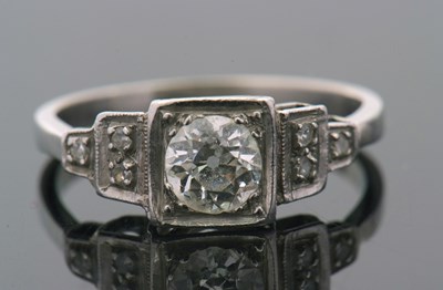 Lot 1 - An Art Deco diamond ring, the central old mine...