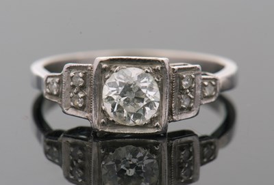 Lot 426 - An Art Deco diamond ring, the central old mine...