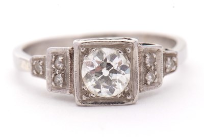 Lot 1 - An Art Deco diamond ring, the central old mine...