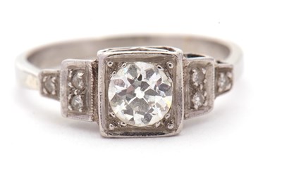 Lot 1 - An Art Deco diamond ring, the central old mine...