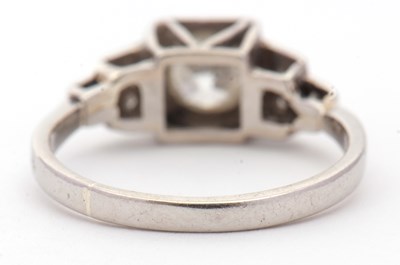 Lot 1 - An Art Deco diamond ring, the central old mine...