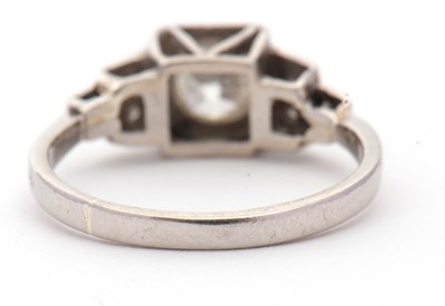 Lot 1 - An Art Deco diamond ring, the central old mine...