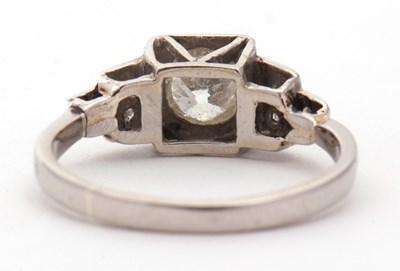 Lot 1 - An Art Deco diamond ring, the central old mine...