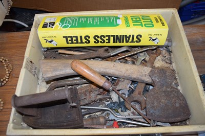 Lot 190 - Box containing various garage clearance items...