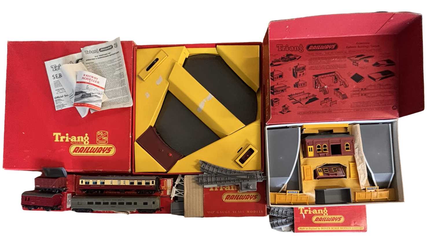 Lot 21 - A collection of boxed Triang 00 gauge rolling...