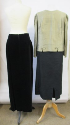 Lot 22 - A mixed lot: to include a long black velvet...