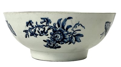 Lot 291 - A Lowestoft porcelain bowl with painted and...