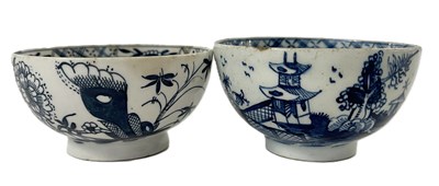 Lot 296 - A Lowestoft porcelain tea bowl with blue and...