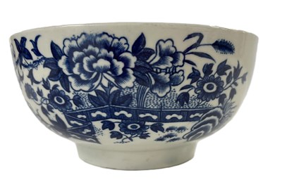Lot 302 - A Worcester bowl decorated with the fence...