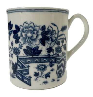 Lot 303 - A Worcester porcelain small mug or coffee can...